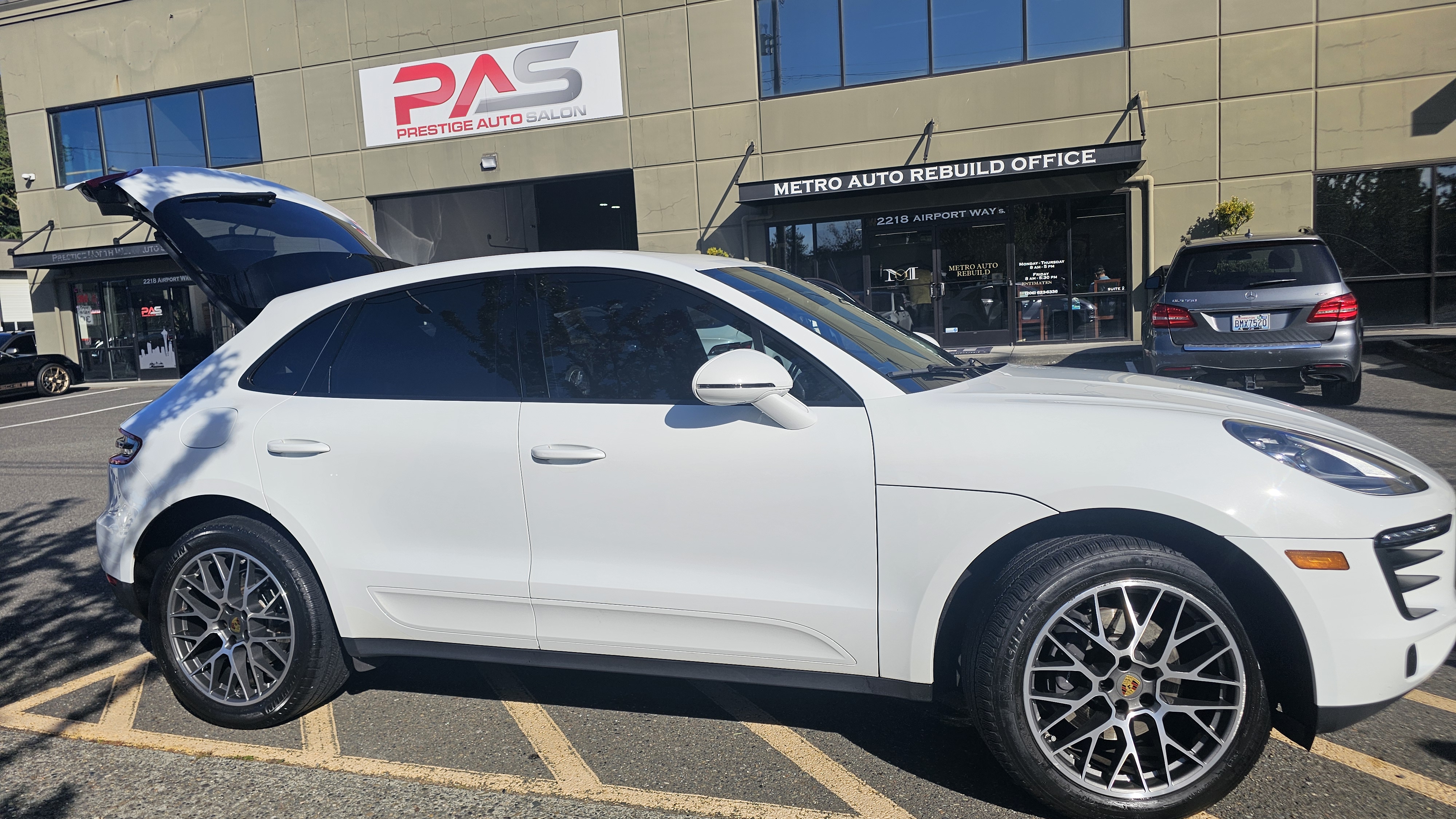 Used 2018 Porsche Macan Sport Edition AWD/4WD image 8