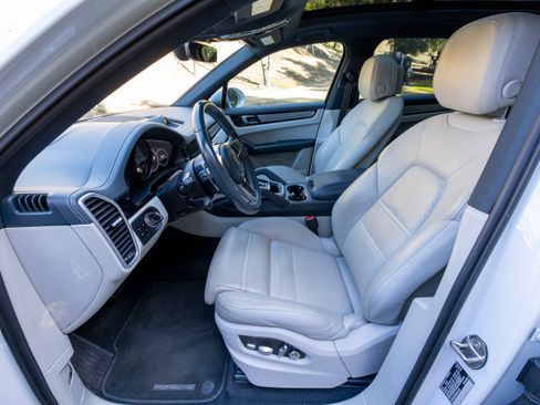 Used 2019 Porsche Cayenne S image 8