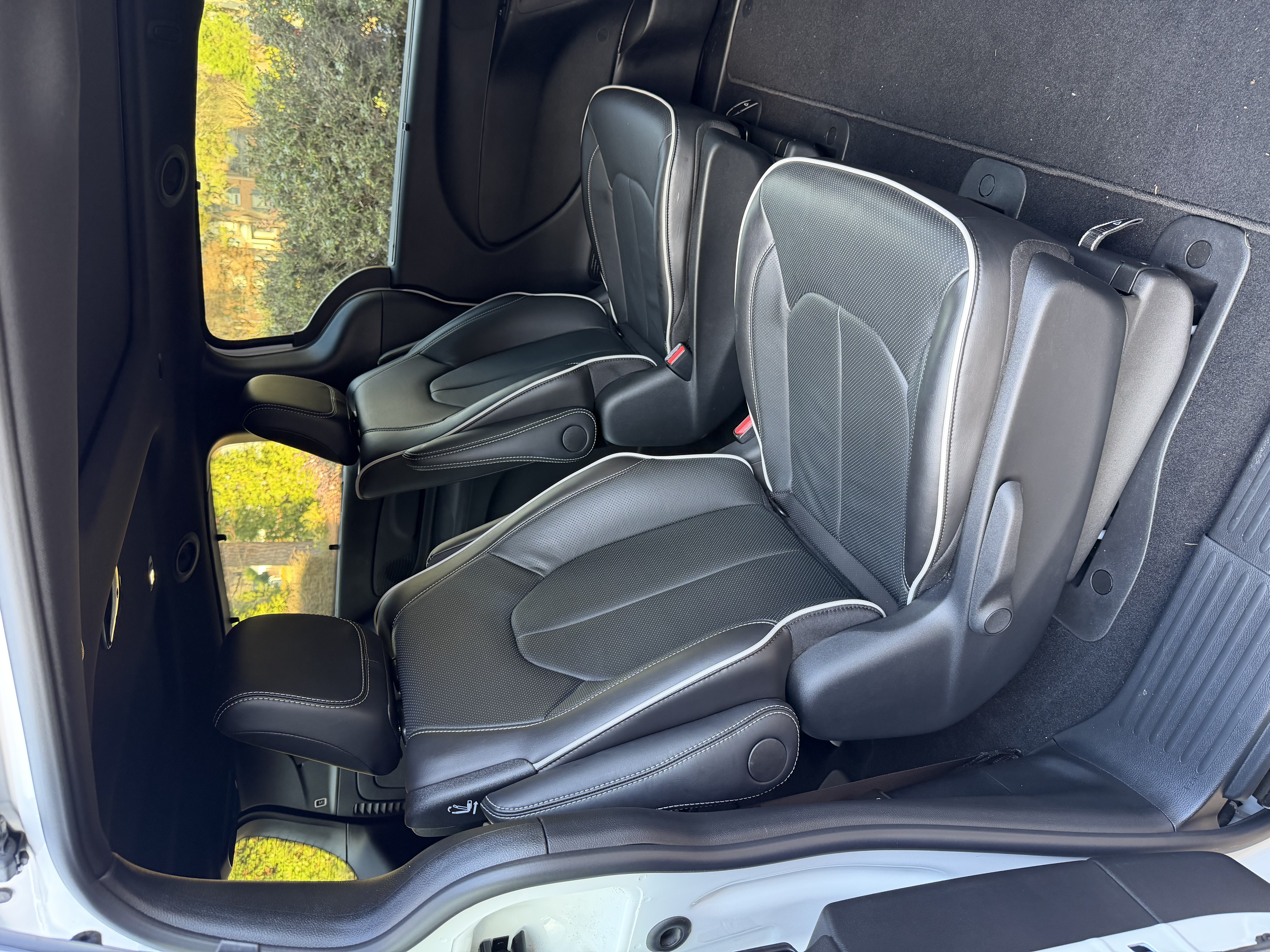 Used 2025 Chrysler Pacifica Premium FWD image 13