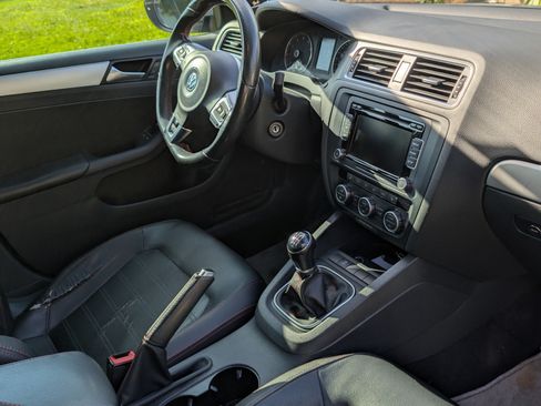 Used 2013 Volkswagen Jetta GLI Autobahn image 16