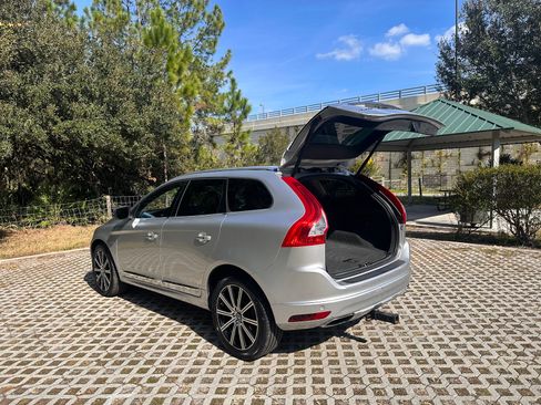 Used 2015 Volvo XC60 T5 Premier w/ Proximity Package image 9