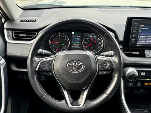 Used 2020 Toyota RAV4 XLE Premium image 15