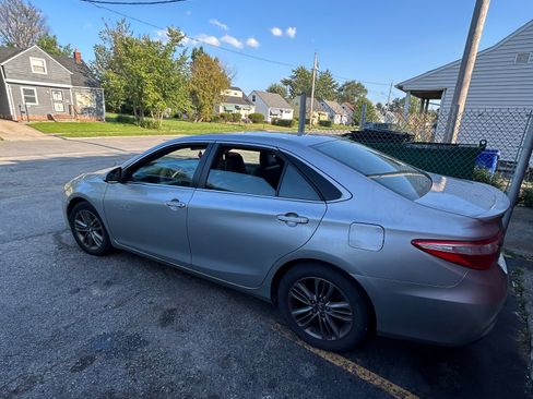Used 2017 Toyota Camry SE FWD image 1