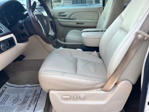 Used 2007 Cadillac Escalade EXT w/ Information Package AWD/4WD image 22