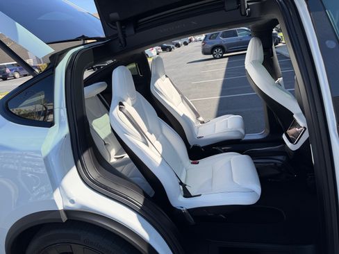 Used 2022 Tesla Model X Plaid image 9