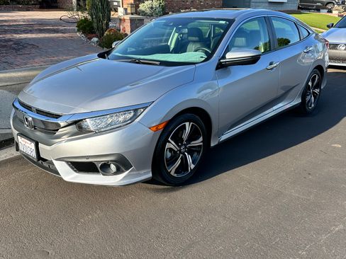 Used 2016 Honda Civic Touring image 4