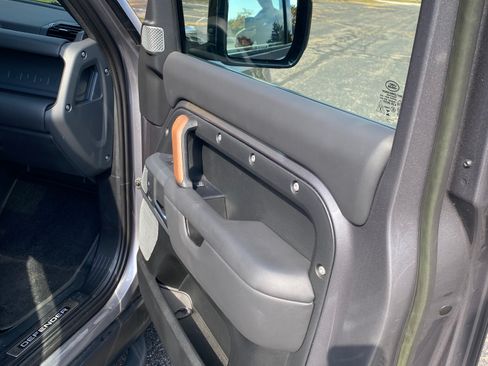 Used 2023 Land Rover Defender 130 X-Dynamic SE image 16