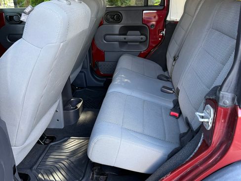 Used 2007 Jeep Wrangler Unlimited Rubicon w/ Dual Top Group AWD/4WD image 10