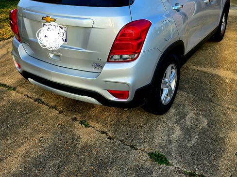 Used 2017 Chevrolet Trax LT w/ LT Convenience Package image 5