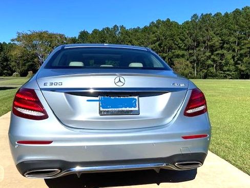 Used 2017 Mercedes-Benz E 300 4MATIC image 2