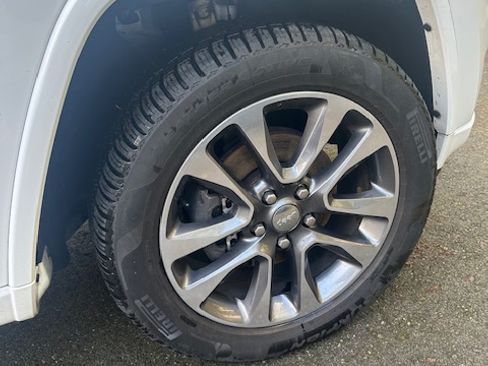 Used 2017 Jeep Grand Cherokee Overland AWD/4WD image 12