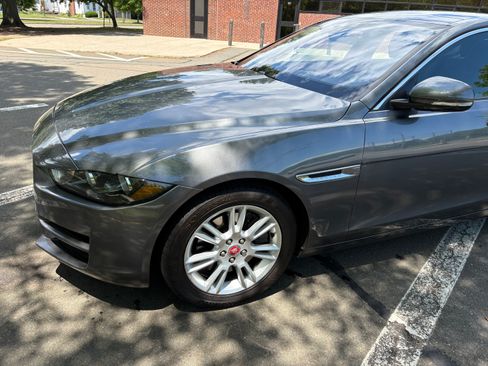 Used 2018 Jaguar XE Premium RWD image 5