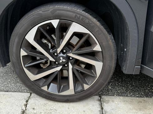 Used 2023 Mitsubishi Outlander ES FWD image 2