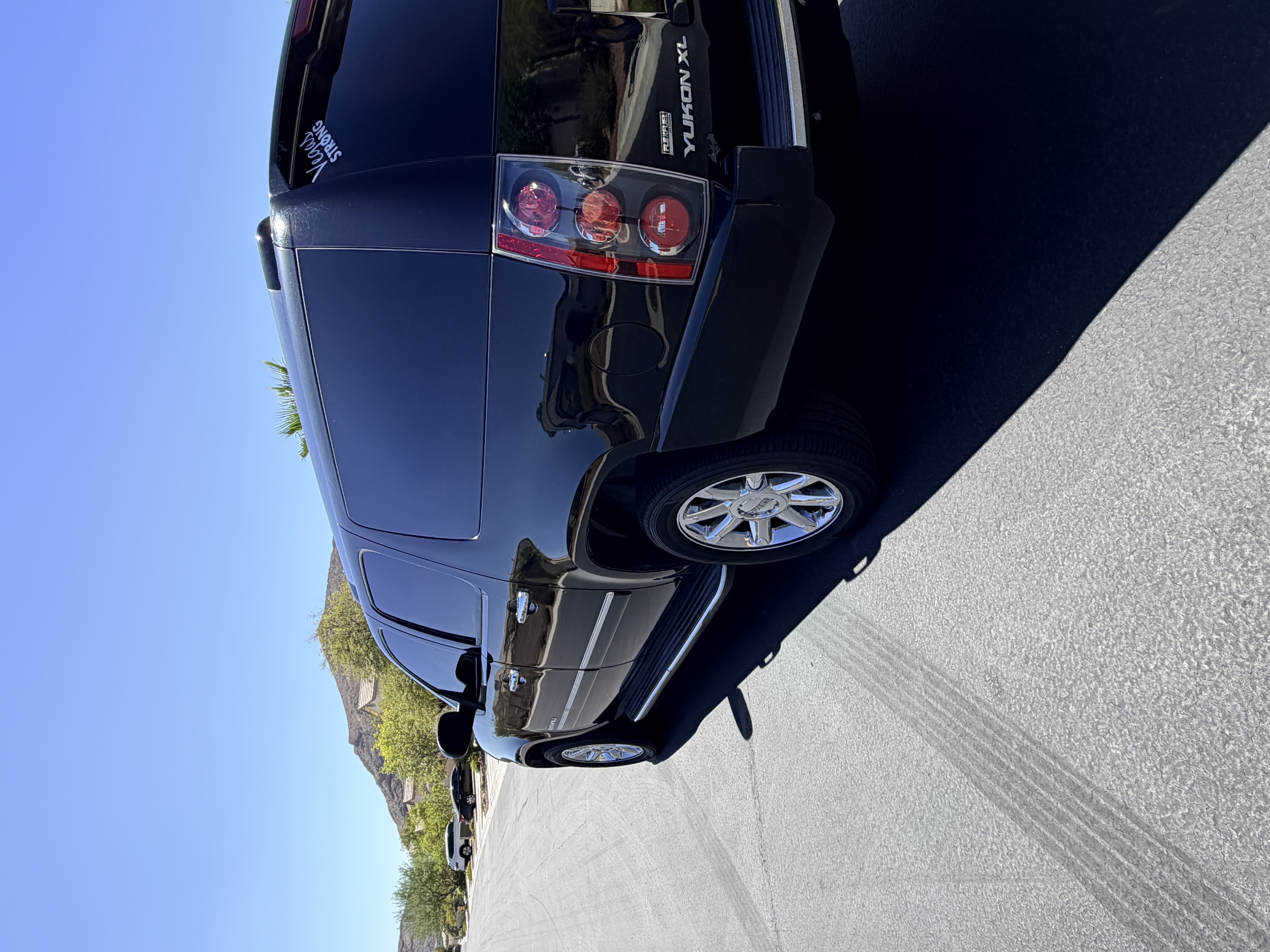 Used 2010 GMC Yukon XL Denali AWD/4WD image 5