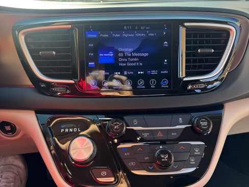 Used 2017 Chrysler Pacifica Touring FWD image 6