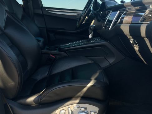 Used 2018 Porsche Macan Turbo image 8