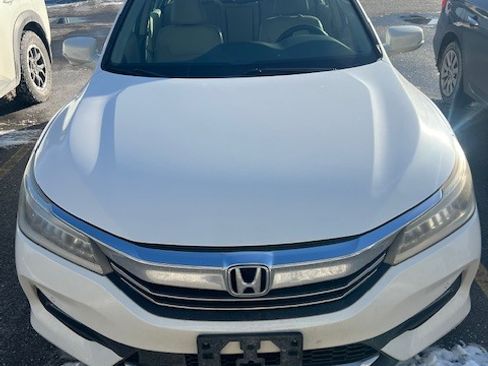Used 2017 Honda Accord Touring image 12