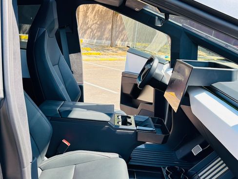 Used 2024 Tesla Cybertruck AWD Crew Cab image 18