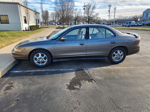 Used 1999 Oldsmobile Intrigue GL image 1