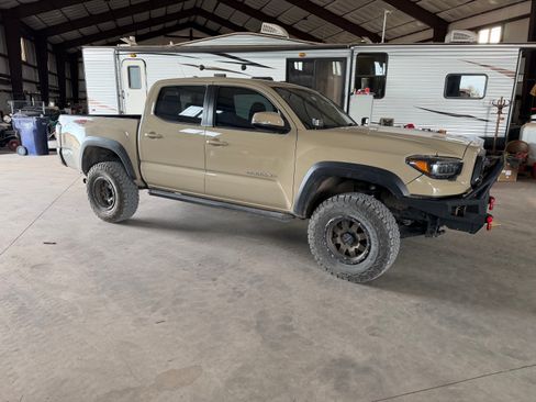 Used 2017 Toyota Tacoma TRD Off-Road image 1