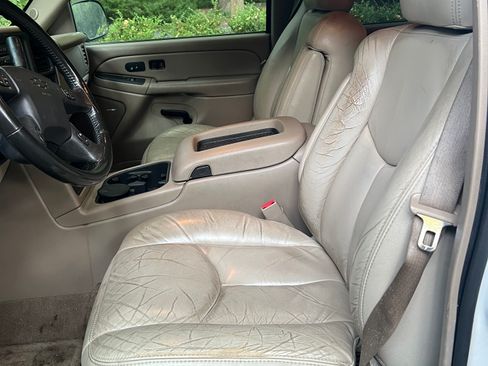 Used 2004 Chevrolet Suburban LT w/ Preferred Equipment Group image 16