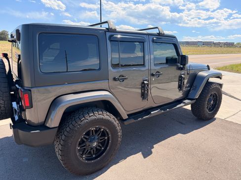 Used 2018 Jeep Wrangler Unlimited Sahara AWD/4WD image 5