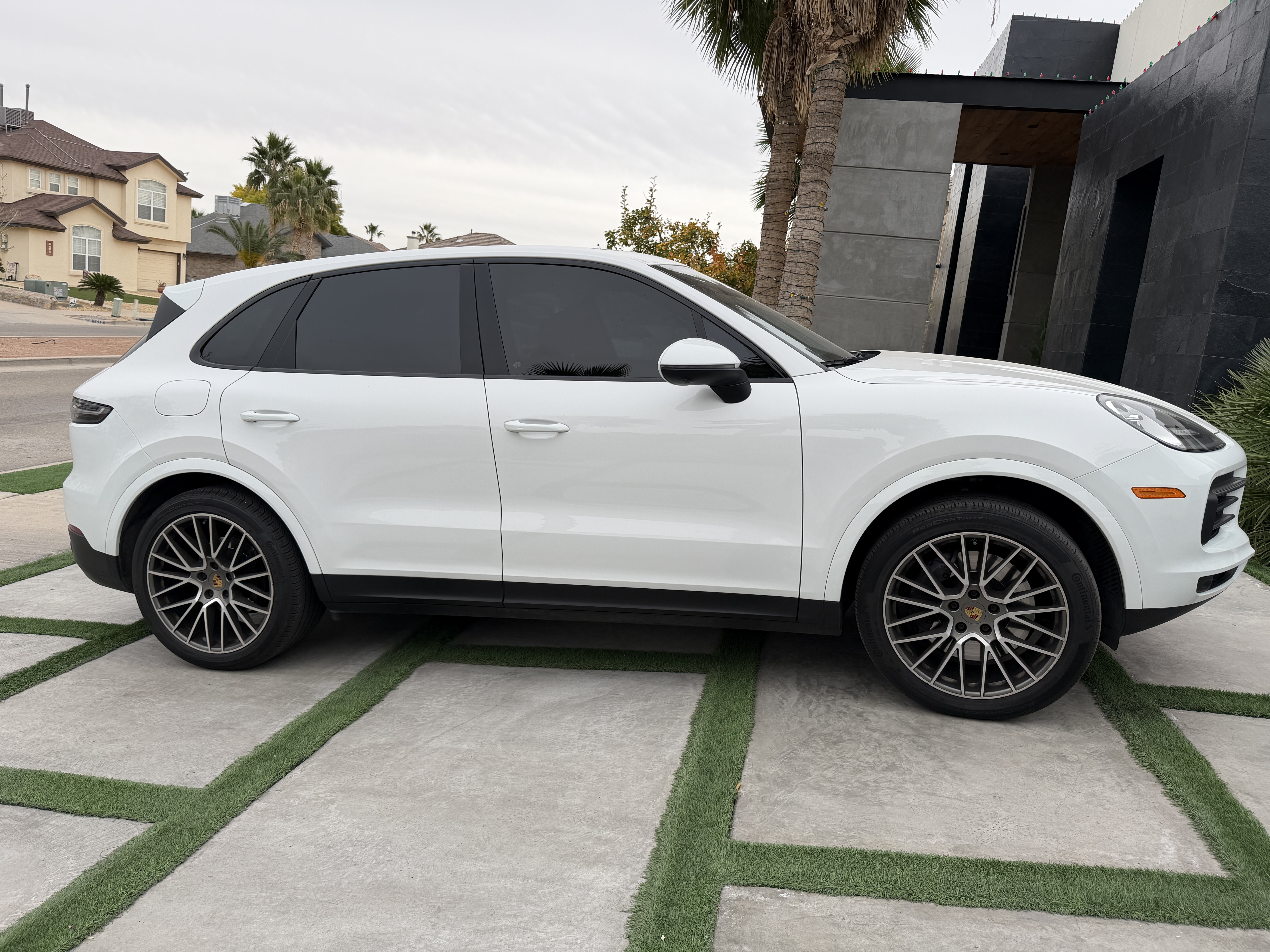 Used 2023 Porsche Cayenne Platinum Edition AWD/4WD image 5