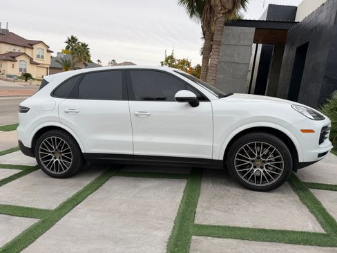 Used 2023 Porsche Cayenne Platinum Edition image 5
