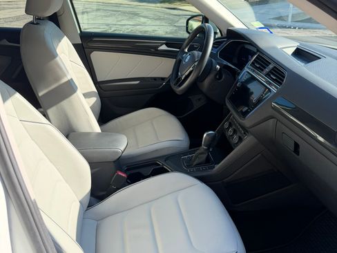 Used 2018 Volkswagen Tiguan SEL Premium image 4