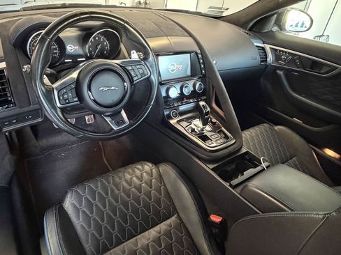 Used 2018 Jaguar F-TYPE SVR image 8