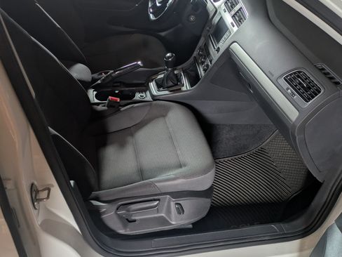 Used 2017 Volkswagen Golf S image 9