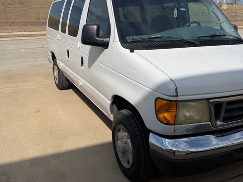 Used 2007 Ford E-350 and Econoline 350 XLT image 2