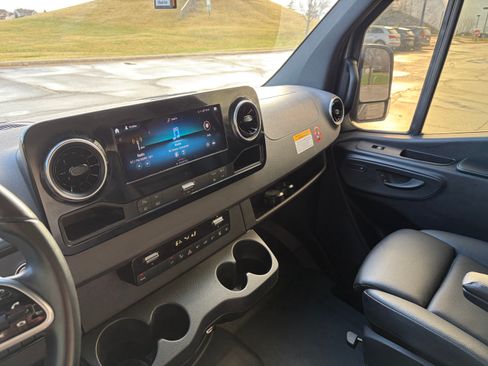 Used 2023 Mercedes-Benz Sprinter 2500 image 13