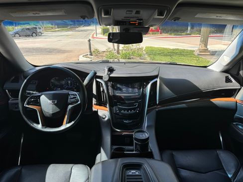 Used 2019 Cadillac Escalade ESV Premium Luxury image 10