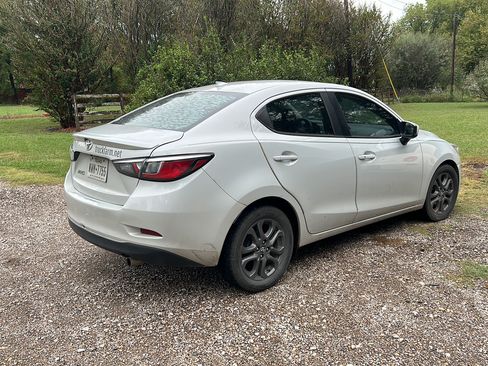 Used 2019 Toyota Yaris LE image 6