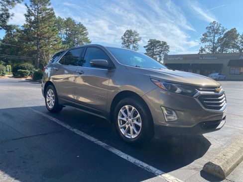 Used 2018 Chevrolet Equinox LT image 2