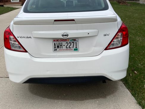 Used 2017 Nissan Versa SV image 5