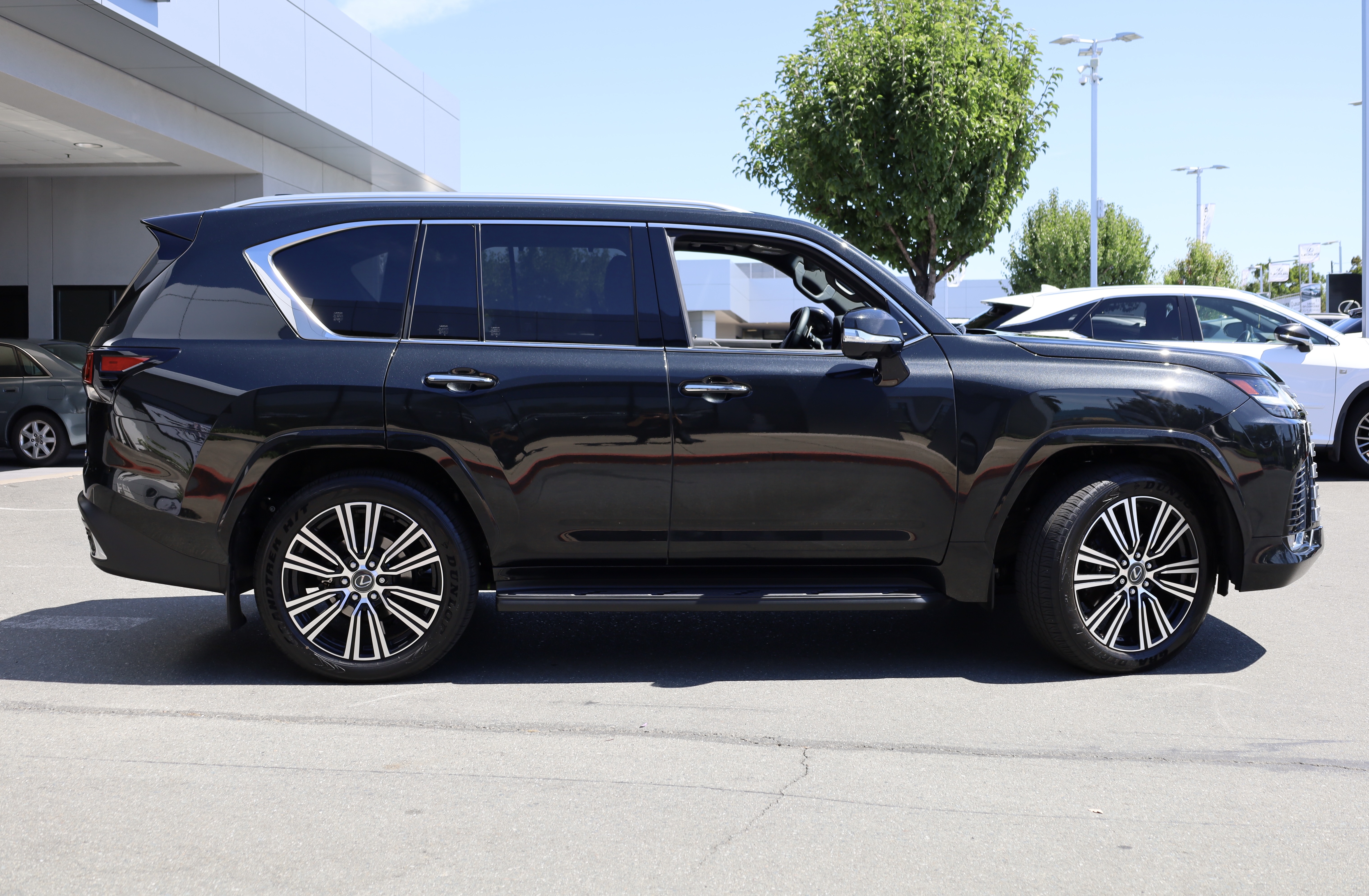 Used 2025 Lexus LX 600 4WD w/ Accessory Package (Z1) image 17