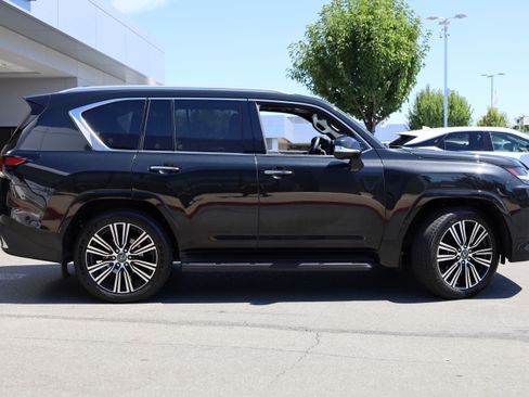 Used 2025 Lexus LX 600 4WD w/ Accessory Package (Z1) image 17