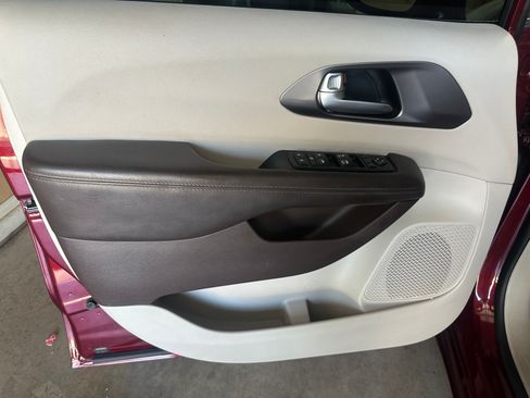 Used 2017 Chrysler Pacifica Touring-L FWD image 5