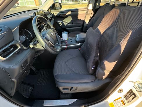 Used 2023 Toyota Highlander LE FWD image 12