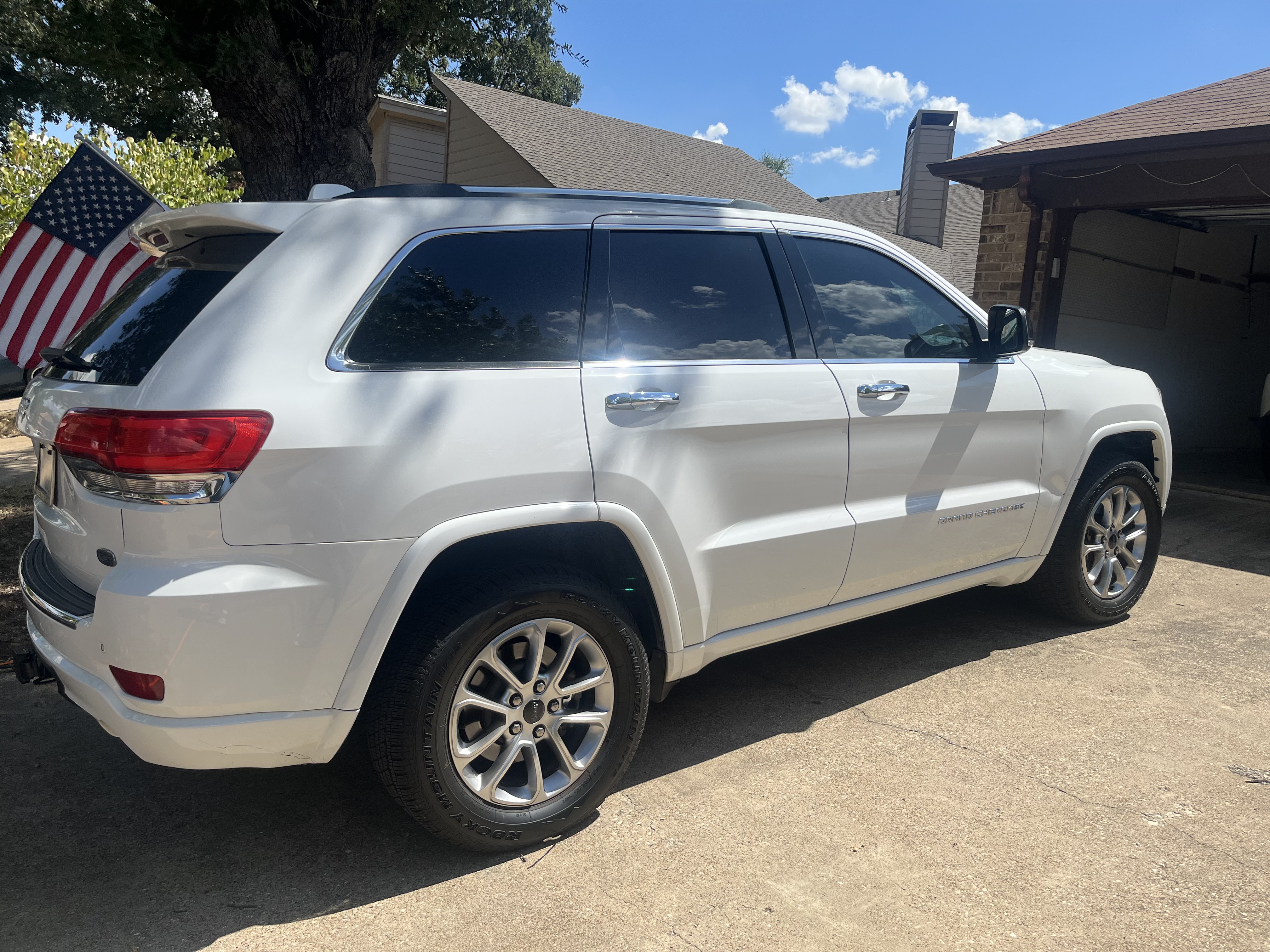 Used 2014 Jeep Grand Cherokee Overland w/ Advanced Technology Group AWD/4WD image 2