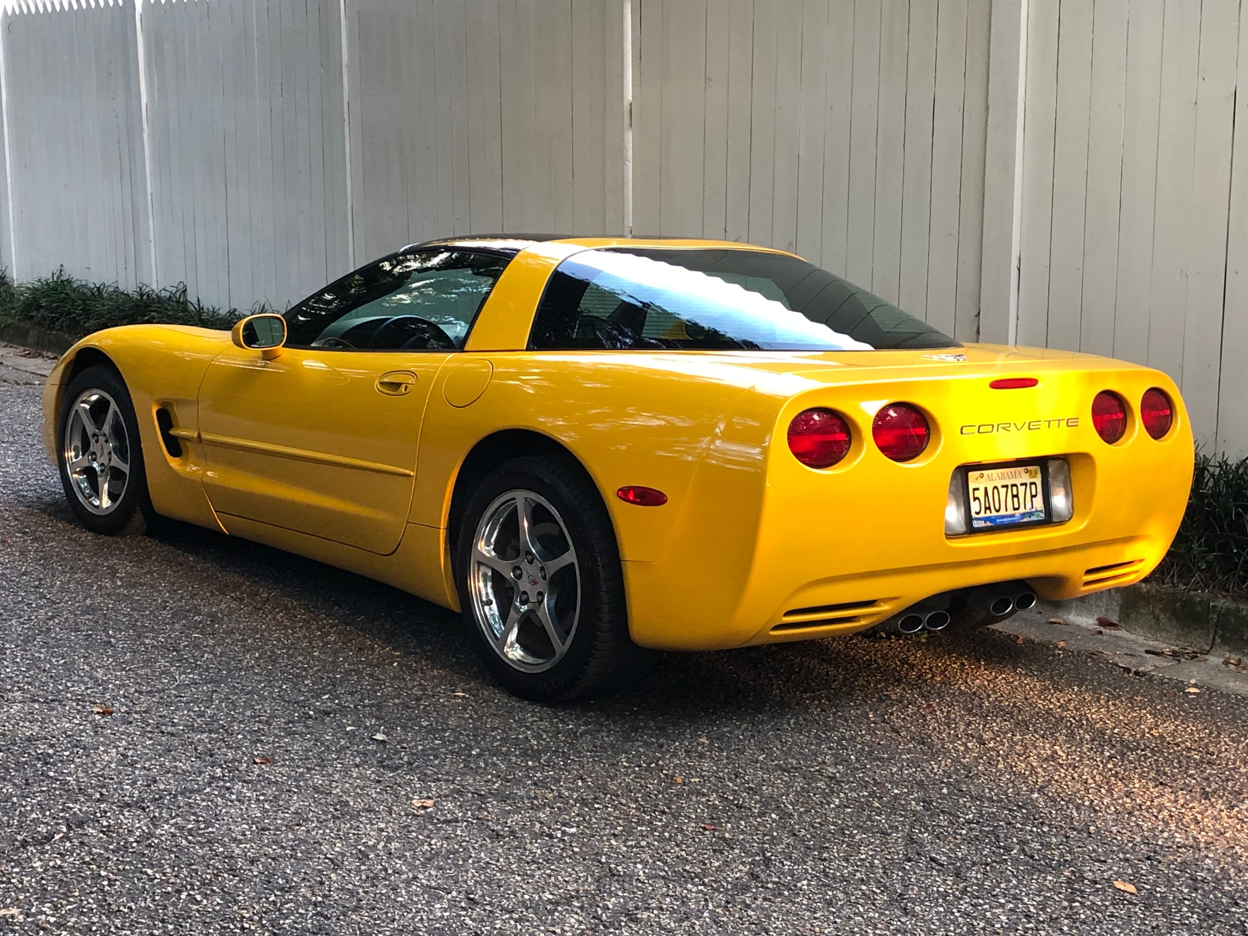 Used 2003 Chevrolet Corvette Coupe w/ Preferred Equipment Group RWD image 1