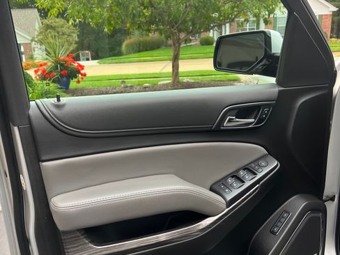 Used 2020 Chevrolet Suburban LT image 9