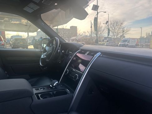 Used 2023 Land Rover Discovery S image 15