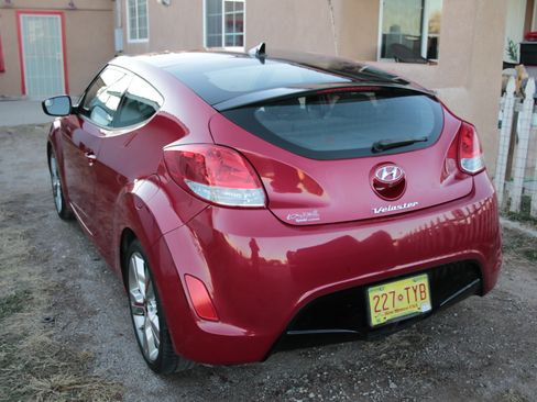 Used 2017 Hyundai Veloster Value Edition image 2