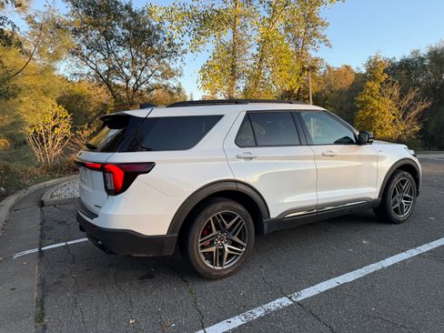 Used 2025 Ford Explorer ST-Line w/ ST-Line Street Pack image 4