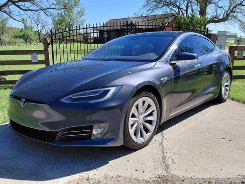 Used 2016 Tesla Model S 90D image 1