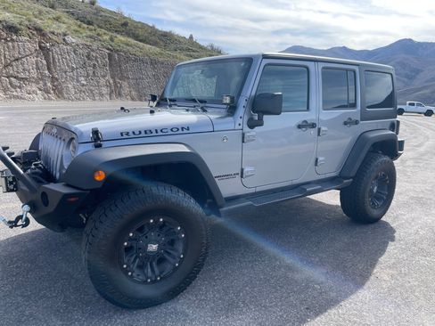 Used 2016 Jeep Wrangler Unlimited Rubicon w/ Connectivity Group AWD/4WD image 8