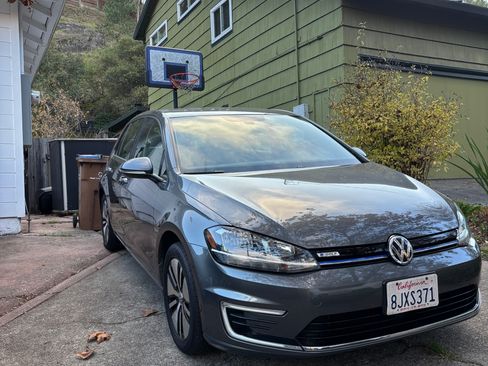 Used 2019 Volkswagen e-Golf SE w/ Driver Assistance Package image 1